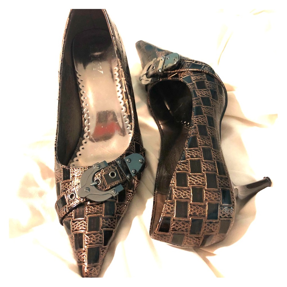 Pointy Pumps with buckle design